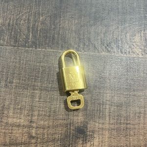 LV Louis Vuitton key and lock #323